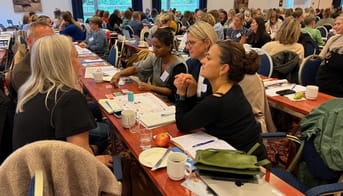 gruppe af lærere i samtale på konference