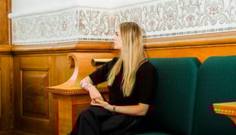 Helena Artmann Andresen i sofa på Christiansborg