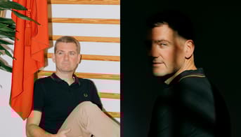 Dobbeltbillede med Jesper Vejergang foran fane, og i lys ra vindue i sit konto i Aalborg.