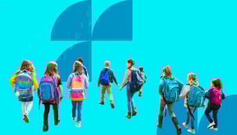 Elever går væk med skolerygsække på