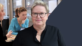 Regitze Flannov med lærerstuderende i baggrunden