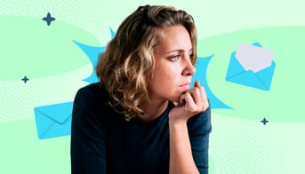 Lærer kigger bekymret ud mod højre.