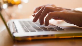 Hænder skriver på et tastatur