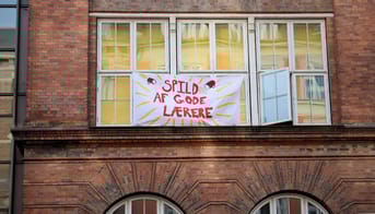 Banner på en mur. På Banneret står der "Spild af gode lærere".