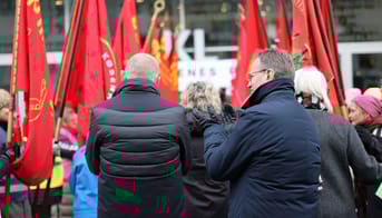 Gordon Ørskov Madsen (set bagfra) klapper af faneborg
