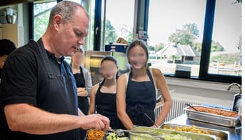 Lærer Thomas Nagel og anonymiserede elever i gang med at lave mad