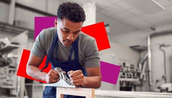 Elev høvler træ i håndværk og design