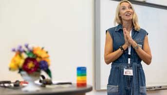 Line Møller Sletting holder oplæg - i forgrunden lille tårn af navngivne legoklodser
