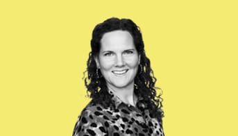 Portræt af Mie Wiene Estrup på gul baggrund