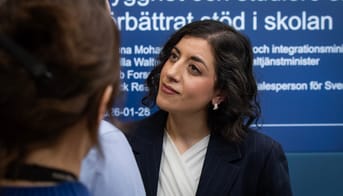 Simona Mohamsson lytter på pressemøde