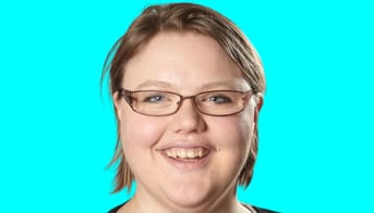 Portræt af Ayo Næsborg-Andersen på blå baggrund