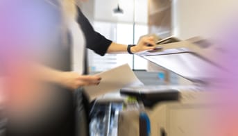 Lærer har travlt og kopierer i sin pause.