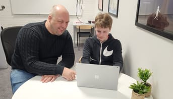 Claus Schwartz Hauerberg og Mathias Harald Andersen foran en computer