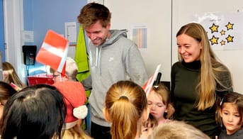 Kenneth Knudsen og Line Nielsen bliver overrasket med flag af eleverne.