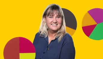 Lærer på gul baggrund med brøkcirkler