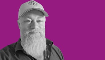 Portræt af Jonas Bergenholtz på violet baggrund