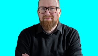 Portræt af Daniel Kansberg på lyseblå baggrund