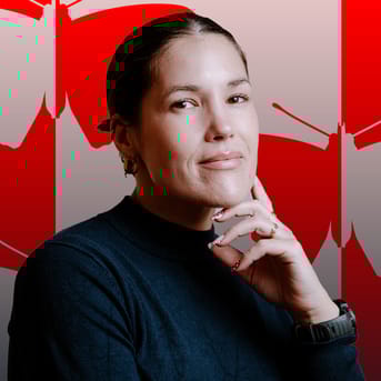 Sarah Urgaard foran baggrund med Notan-klip-illustration