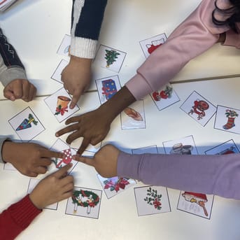 Hænder peger på billeder af juleting