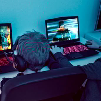 Billede af to drenge, der spiller computer