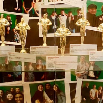 Billede af små Oscar statuetter i et montre.