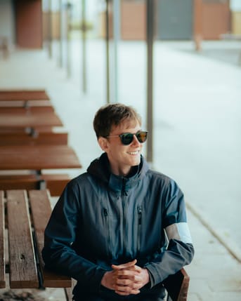 Sophus på Kløverskolen i Sønderborg torsdag den 24. april 2025. Sophus Frode Gade Nissen sammen med pædagogassistent Gitte Jørgensen.