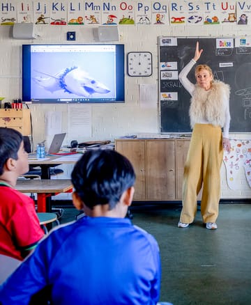 Billede af Bolette Boots der er i gang med at undervise .