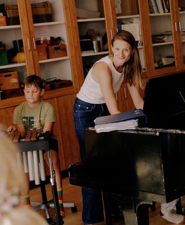 Foto af lærer der spiller klaver
