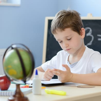 Dreng der tæller fingre