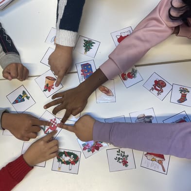 Hænder peger på billeder af juleting
