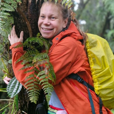Naturfagslærer Christina Binau krammer et træ