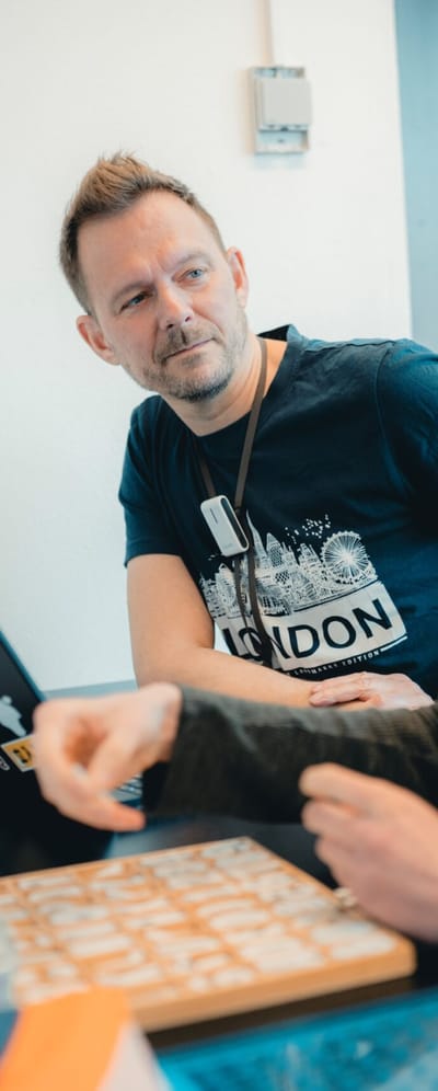 Lærer Thomas Holm-Petersen underviser primært Sophus, som er næsten blind, i matematik.
