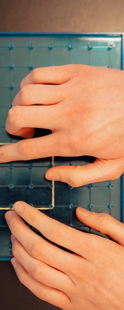 Sophus lave figurer med elastik med sine fingre