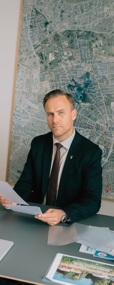 Billede af Marco Damgaard der sidder ved sit skrivebord.