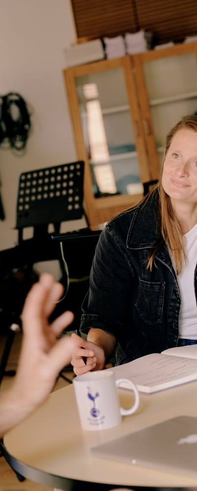 Billede af to musiklærer der taler sammen