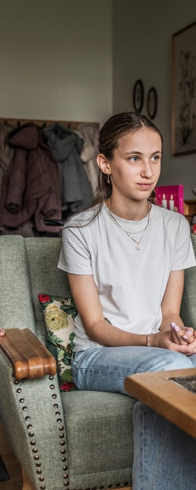 To elever og en lærer på et plejehjem