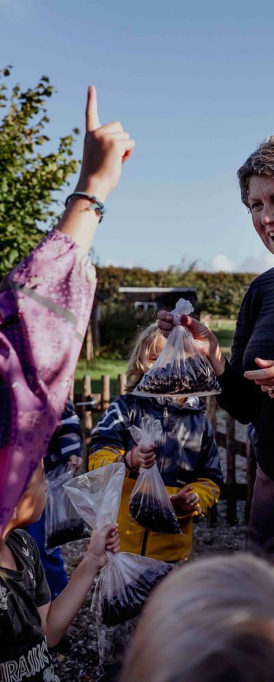 Billede af lærer Lone Anesen der er i gang med at undervise eleverne uden for
