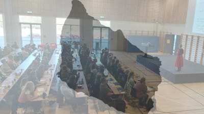 100 matematiklærere til kursus i en sal med en silhuet af Bornholm som forgrund.