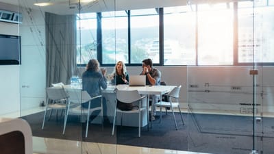 Censorer sidder ved et bord.