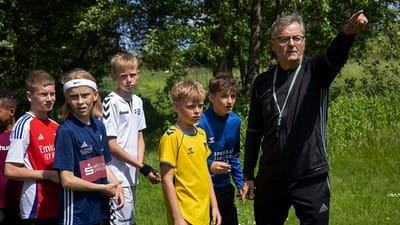 Billede af Ole Nielsen og fem elever.