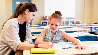 Elev får hjælp af lærer