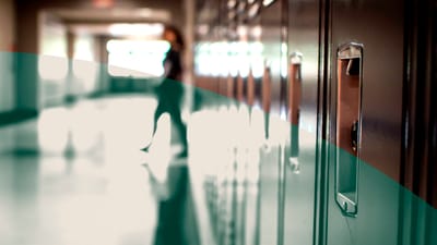 Lærer på en gang på skole.