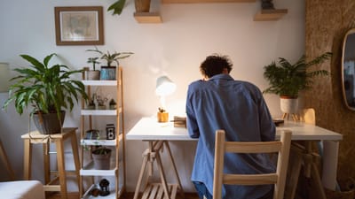 Ung mand med ryggen til skriver ansøgninger