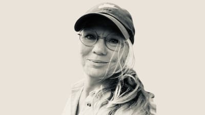 Billede af lærer Louise Urth på grå baggrund