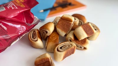 Kanelgifler på et bord på med skolebøger