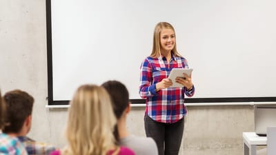 Meget ung kvinde underviser