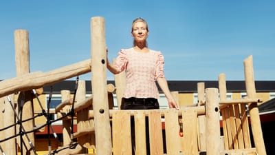Mette Rovang Johannsen på en legeplads