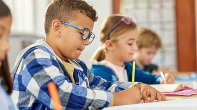 Elever skriver flittigt i hæfter