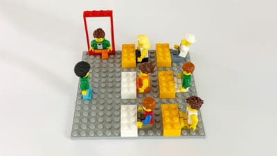 Lego-figurer i skole.