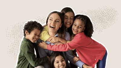 Glade børn krammer lærer